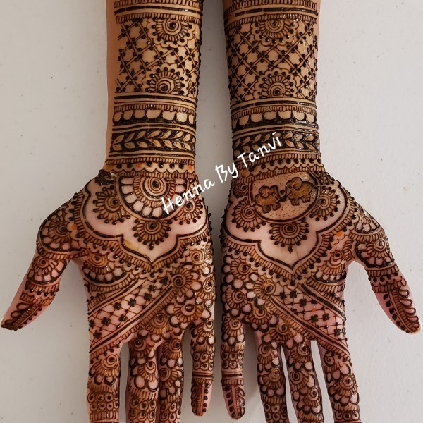 Intricate bridal henna design